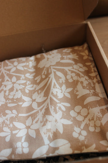 bouillotte sèche en graines de lin - Fleurs beige blanche